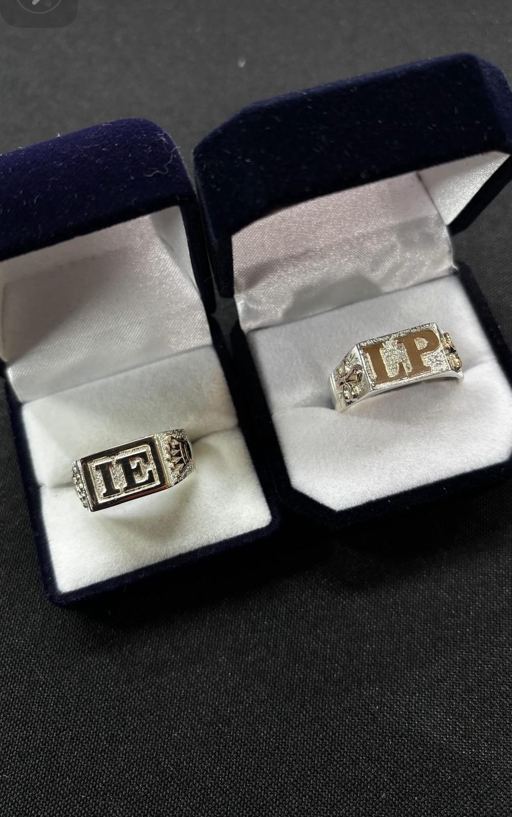 Anillos en plata macizos con detalles en oro e iniciales