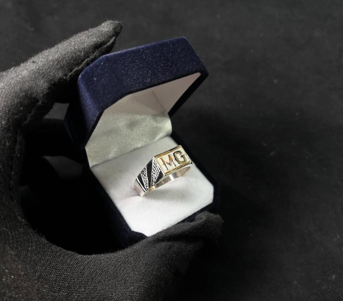 Anillos con iniciales y marco